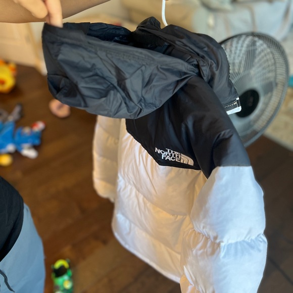 - The North Face Puffer Jacket - Picture 5 of 6